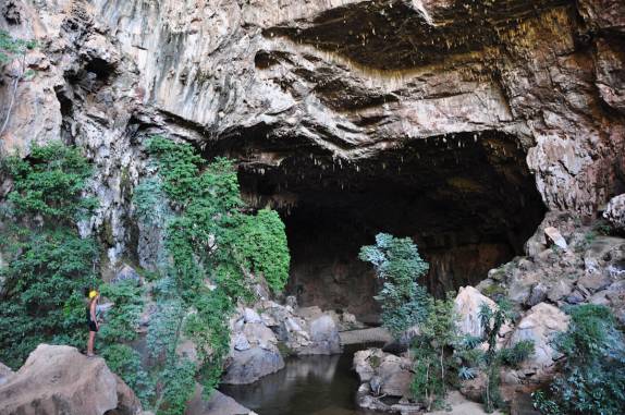 Aproximando-se da entrada de Terra Ronca 1, no P.E. de Terra Ronca, região de São Domingos - GO